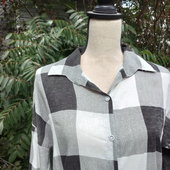 🔥4 for $20🔥Black and White plaid print Blouse - Picture 2 of 5